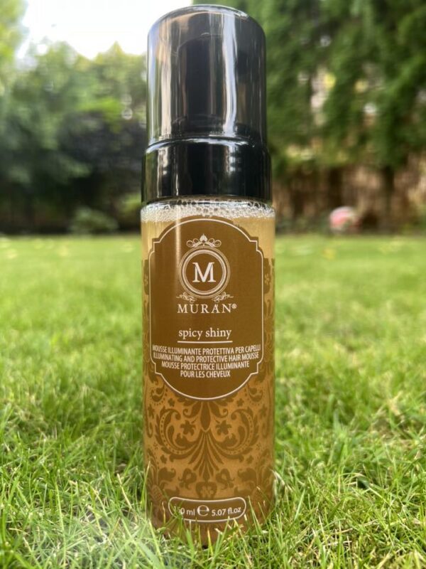 pianka rozświetlająca Protective Illuminating Mousse uzupełnia linię Spicy Shiny. Natigo Studio Poznań Rataje